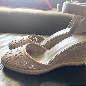 Pink wedge fabric shoes